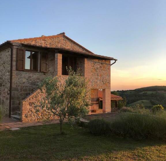 هتل Agriturismo Poggio Monte Saturnia