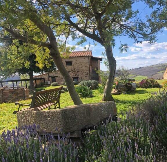 هتل Agriturismo Poggio Monte Saturnia