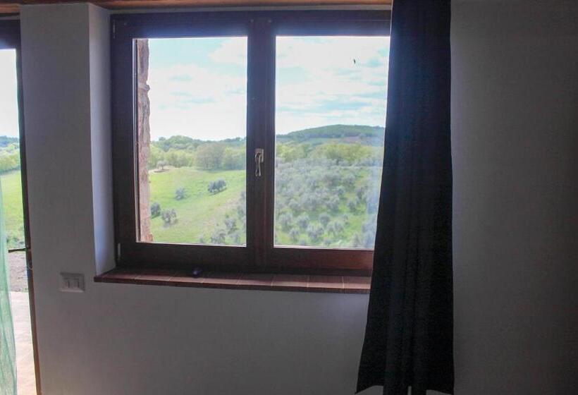 هتل Agriturismo Poggio Monte Saturnia