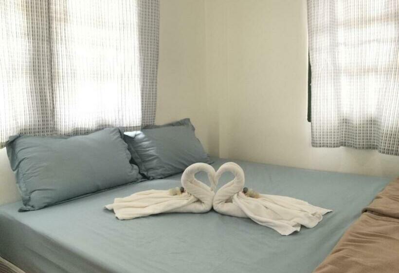 בית מלון כפרי Moon Fox Caféinn Art & Gallery