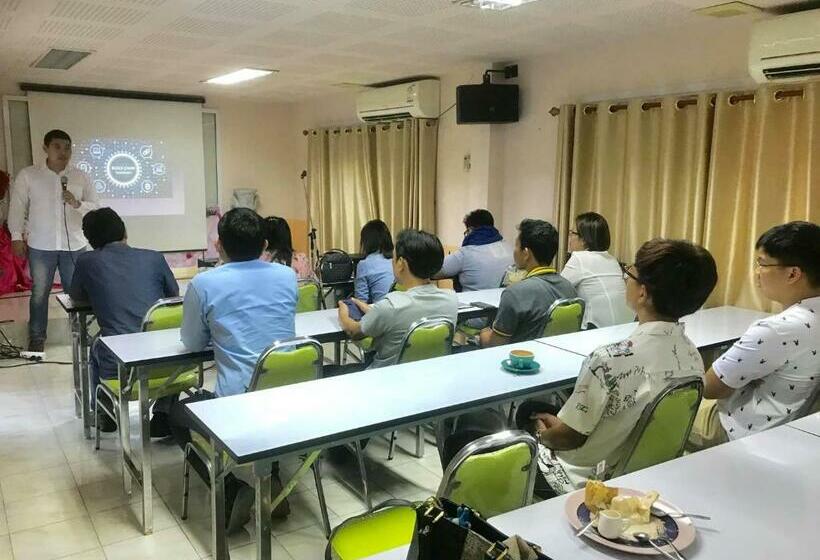 בית מלון כפרי Moon Fox Caféinn Art & Gallery