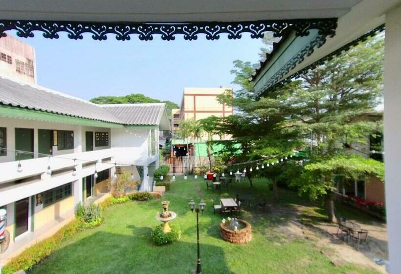 בית מלון כפרי Moon Fox Caféinn Art & Gallery