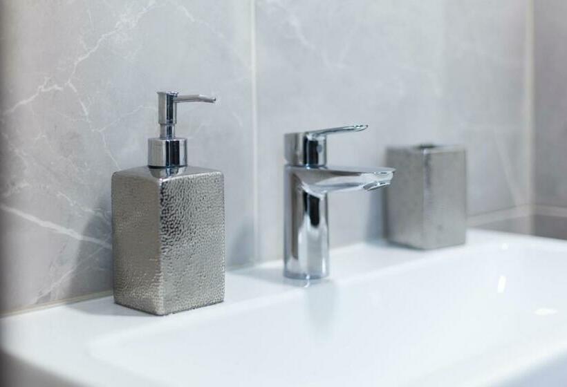 Oak House Apartments