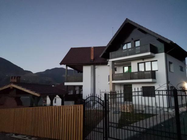 膳宿费 Aqualina Colibita   Pe Malul Lacului