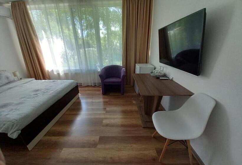 4 Seasons Apartments