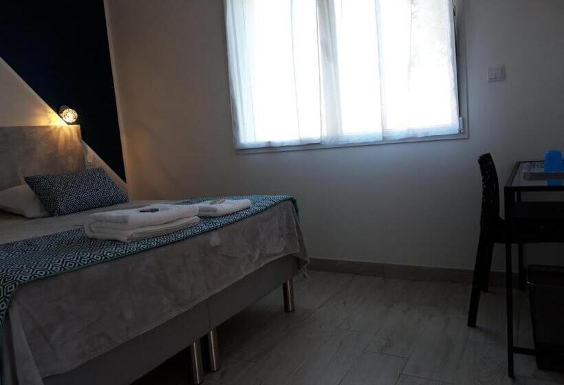 مبيت وإفطار Chez Les J Folais   3 Kms Puy Dufou   Les Epesses