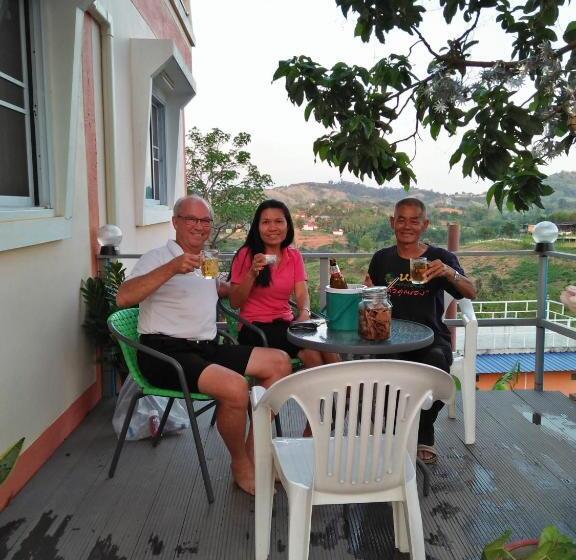 Пансион บ้านแสงเพ็ญ By แช่มช้อย