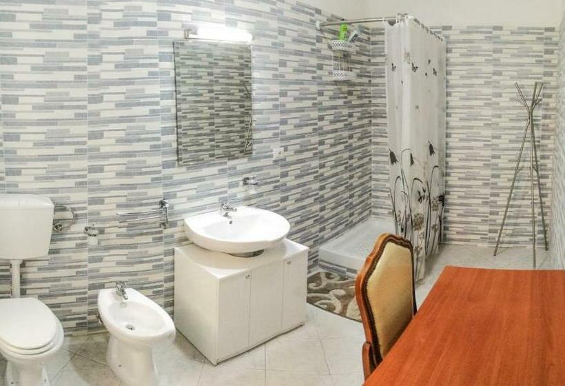 پانسیون Metro Guest House