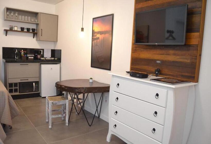 פנסיון Banzai Brava Suítes