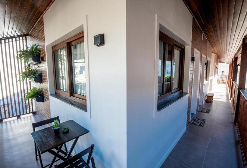 פנסיון Banzai Brava Suítes