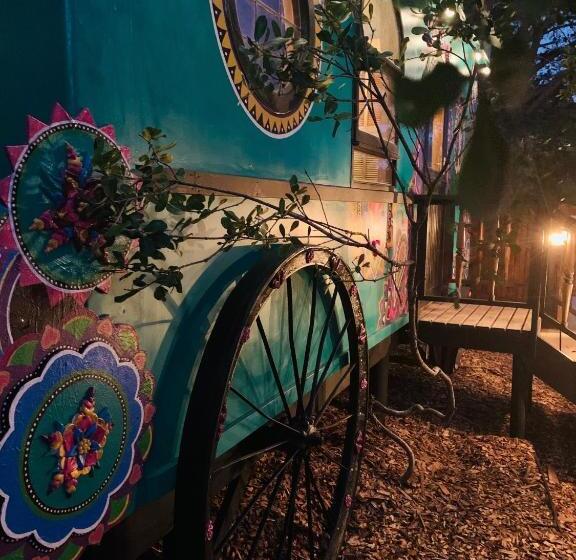 پانسیون Treedom Villas And Vardos