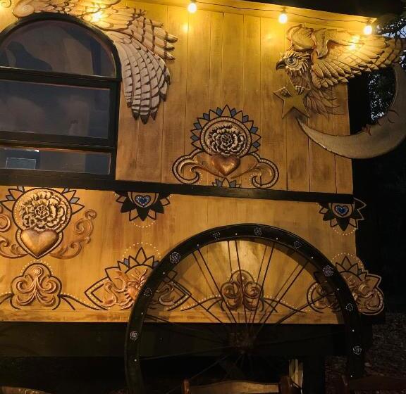 پانسیون Treedom Villas And Vardos