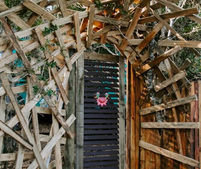 پانسیون Treedom Villas And Vardos