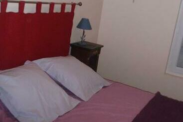 تختخواب و صبحانه La Maison D Alienor