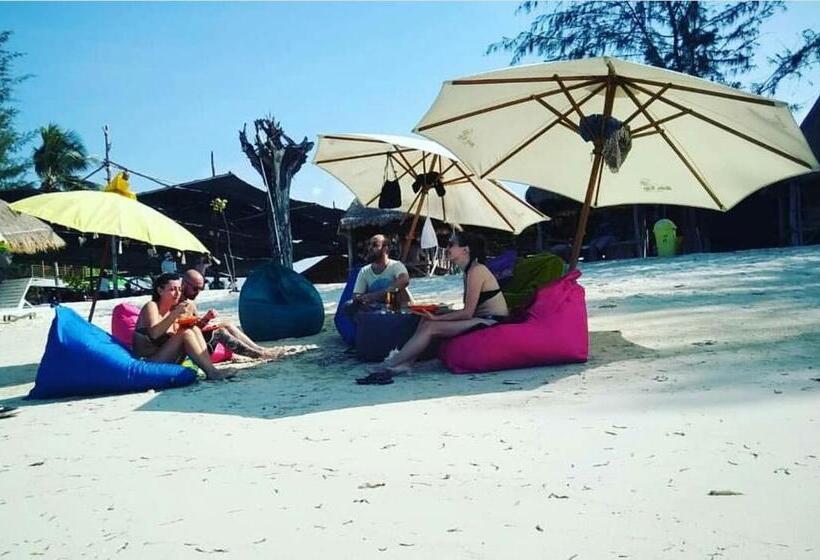 Madu Tiga Beach And Resort