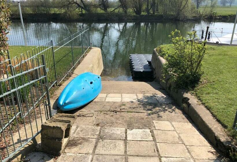 بنسيون Thames Edge Rooms