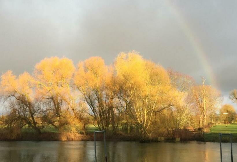 بنسيون Thames Edge Rooms