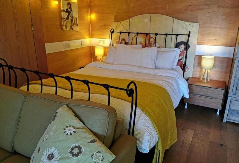 بنسيون The Base Vegan Retreat Animal Sanctuary