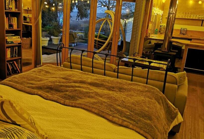 بنسيون The Base Vegan Retreat Animal Sanctuary