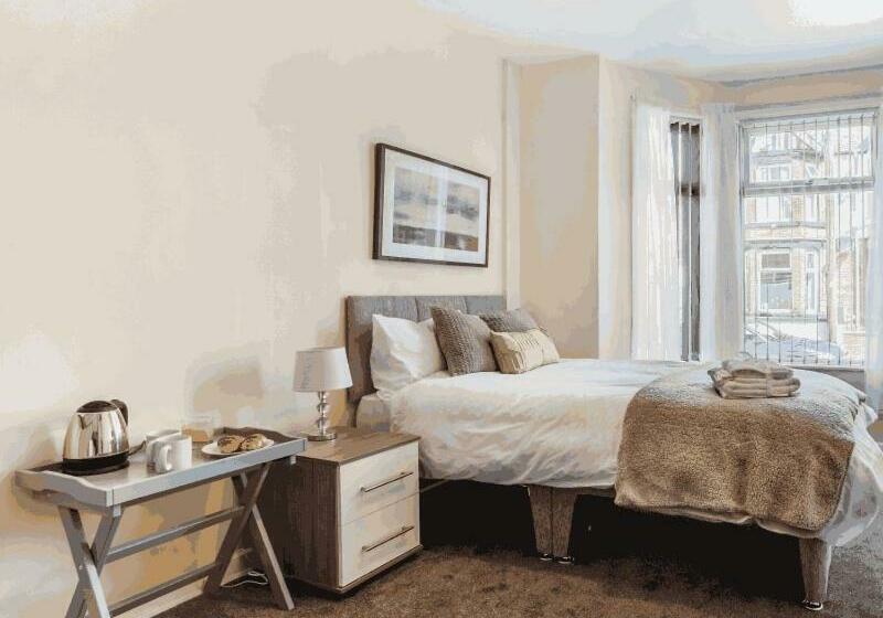 Пансион Townhouse @ 62 Samuel Street Crewe