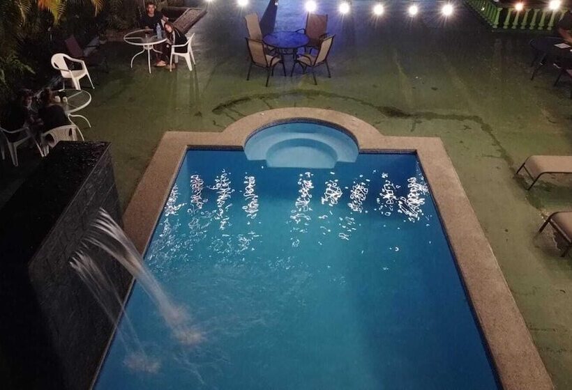 فندق Arenal Waterfall Lodge