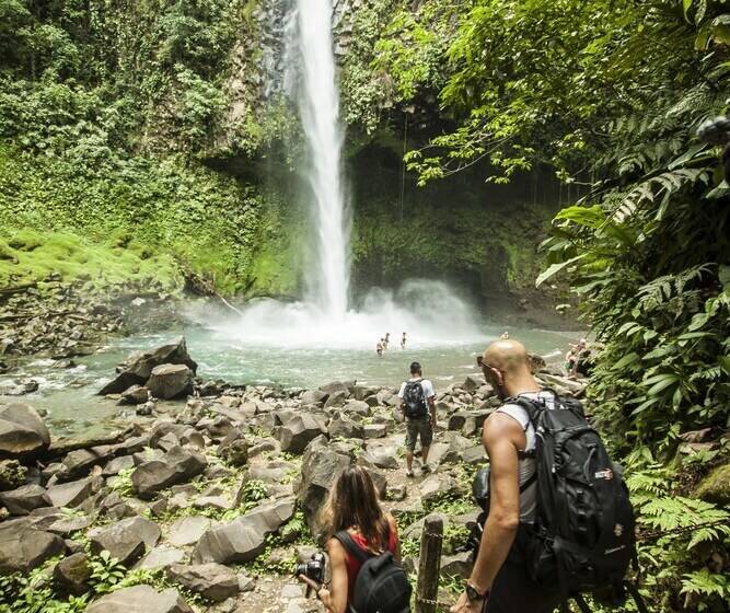 فندق Arenal Waterfall Lodge