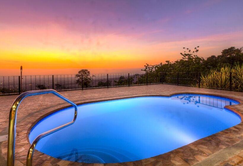 فندق Arenal Waterfall Lodge