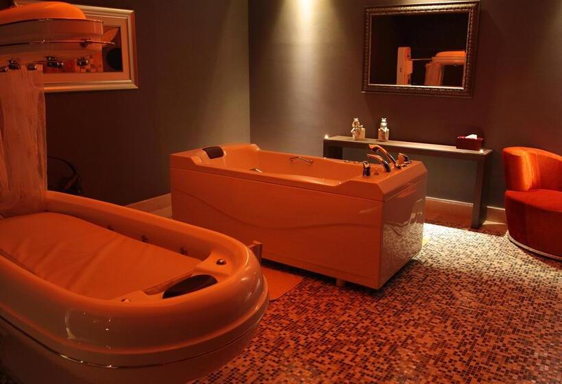 Cratos Premium Hotel Casino & Spa