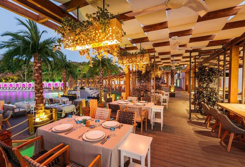 Cratos Premium Hotel Casino & Spa