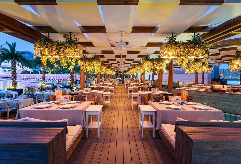 Cratos Premium Hotel Casino & Spa