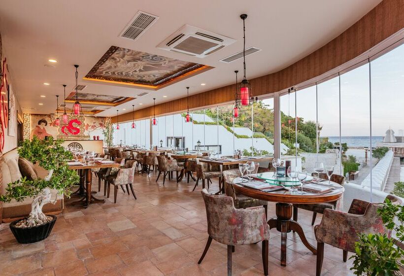 Cratos Premium Hotel Casino & Spa