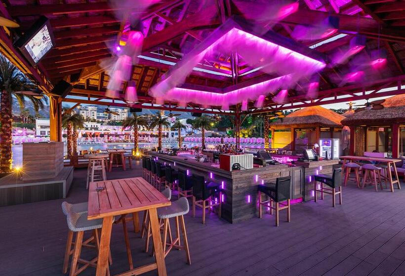 Cratos Premium Hotel Casino & Spa