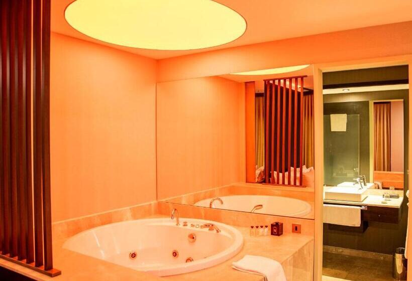 Cratos Premium Hotel Casino & Spa