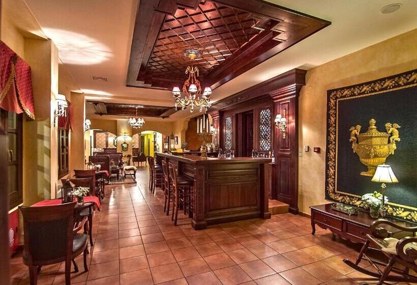 هتل Doupiani House