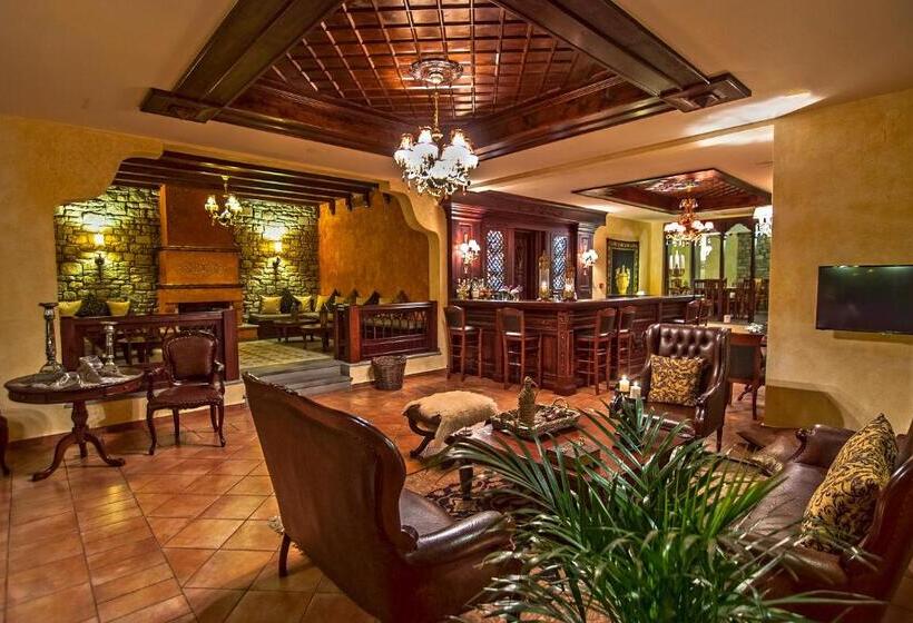 هتل Doupiani House