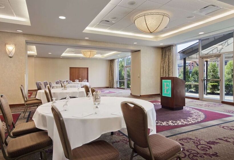 فندق Embassy Suites Buffalo