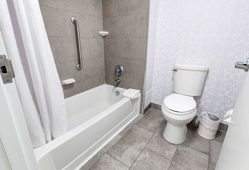 هتل Hampton Inn & Suites By Hilton Brantford Conference Centre