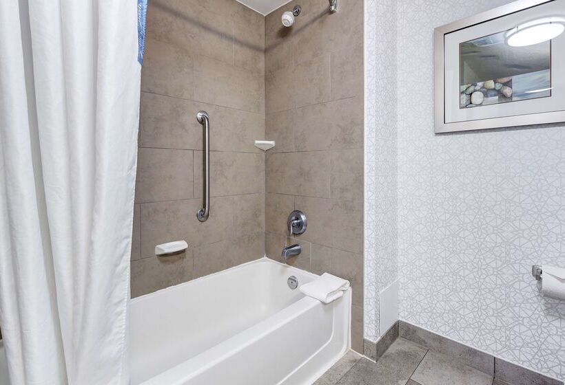 هتل Hampton Inn & Suites By Hilton Brantford Conference Centre