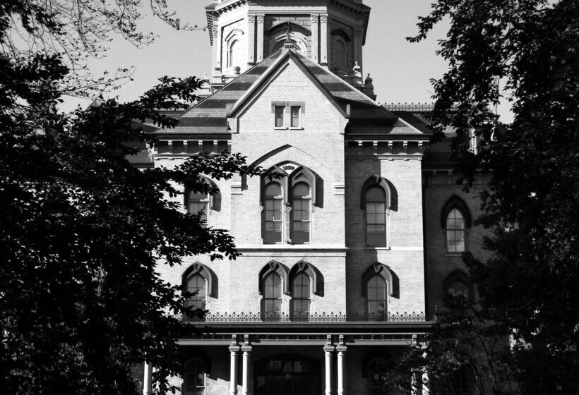 هتل Larkspur Landing South Bend