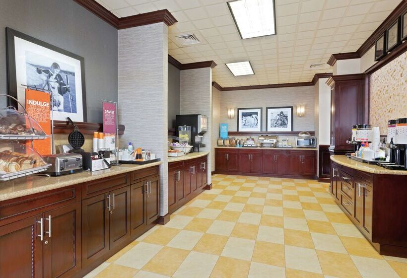 Отель Hampton Inn & Suites Wellington