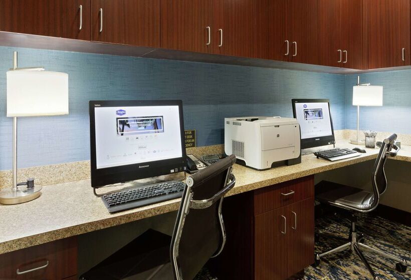 Отель Hampton Inn & Suites Wellington