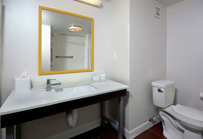 فندق Hampton Inn & Suites Clinton  I26