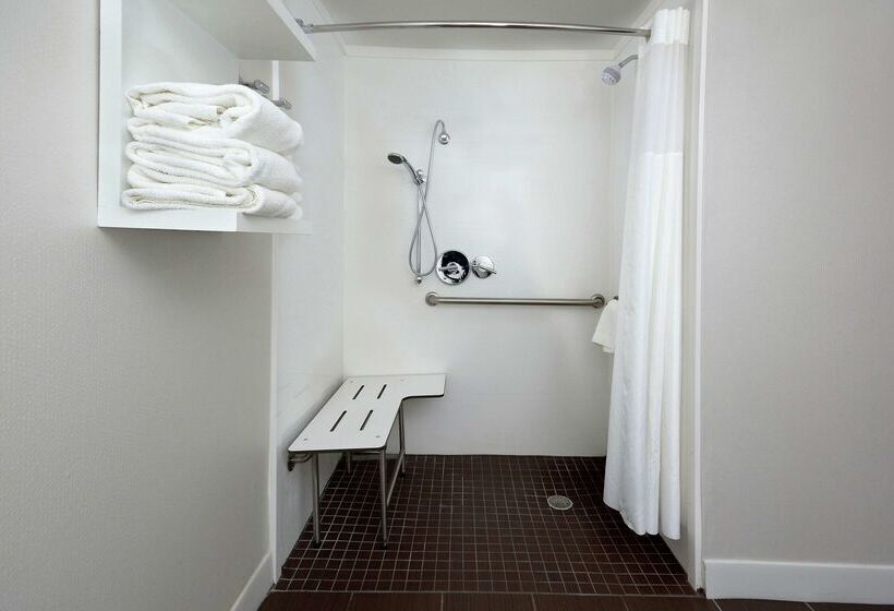 فندق Hampton Inn & Suites Clinton  I26