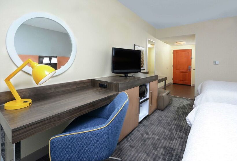 فندق Hampton Inn & Suites Clinton  I26