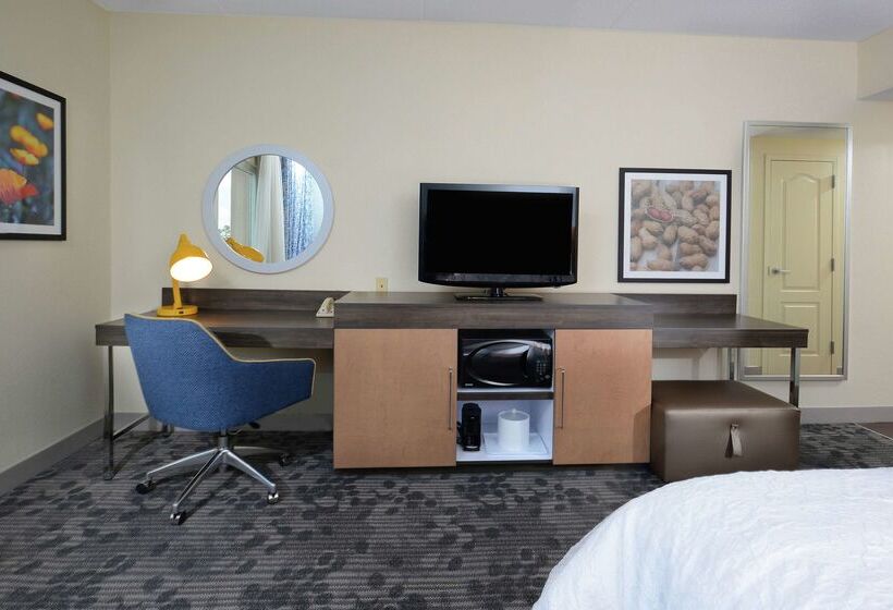 فندق Hampton Inn & Suites Clinton  I26
