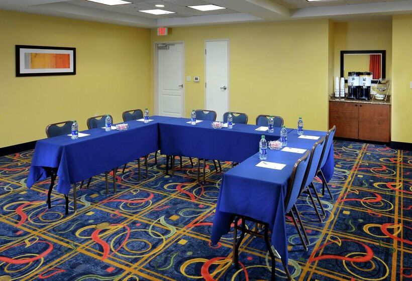 Отель Hampton Inn & Suites Huntersville