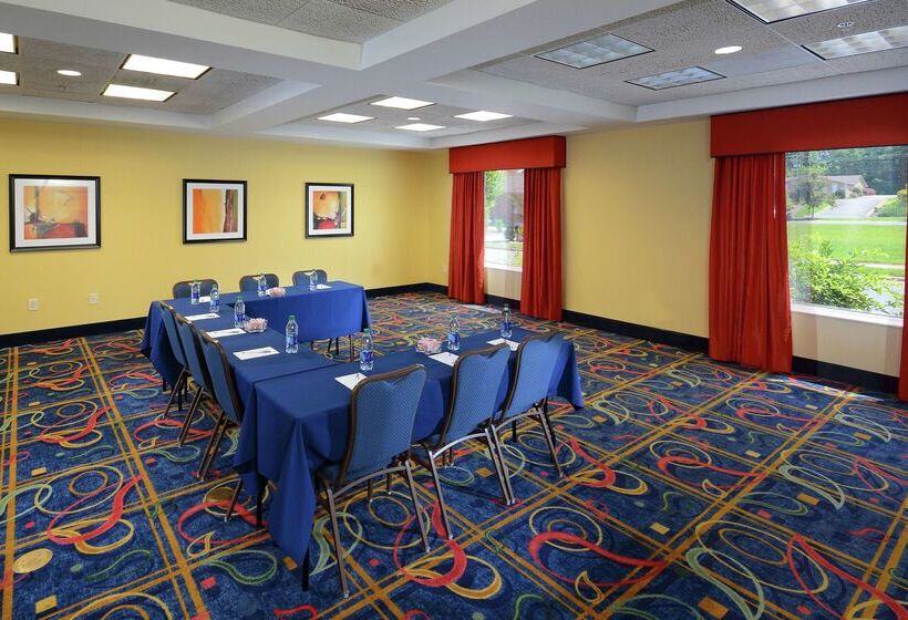 Отель Hampton Inn & Suites Huntersville