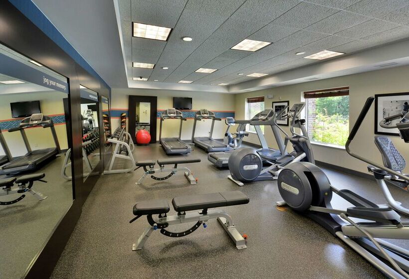 Отель Hampton Inn & Suites Huntersville