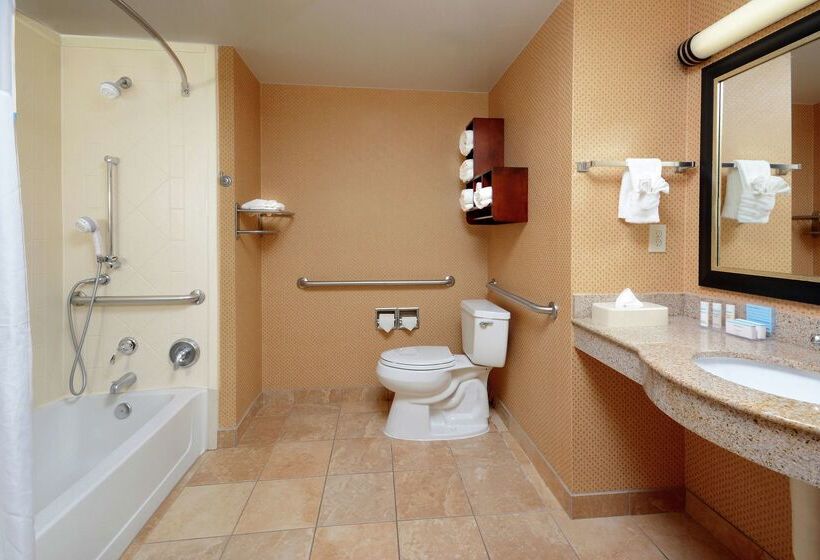 Отель Hampton Inn & Suites Huntersville