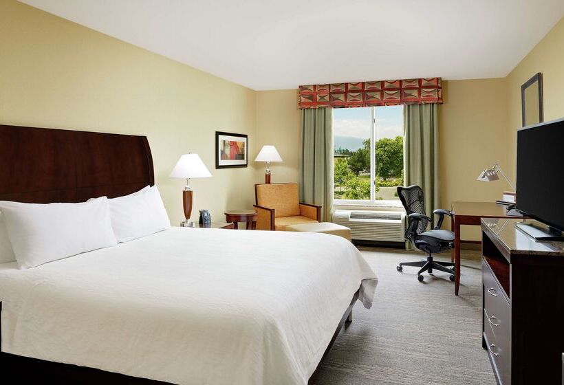 בית מלון כפרי Hilton Garden Inn Fontana